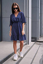 Легке літнє плаття до коліна з тонкого софта темно синій в горошок, фото 2