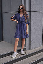 Легке літнє плаття до коліна з тонкого софта темно синій в горошок, фото 2