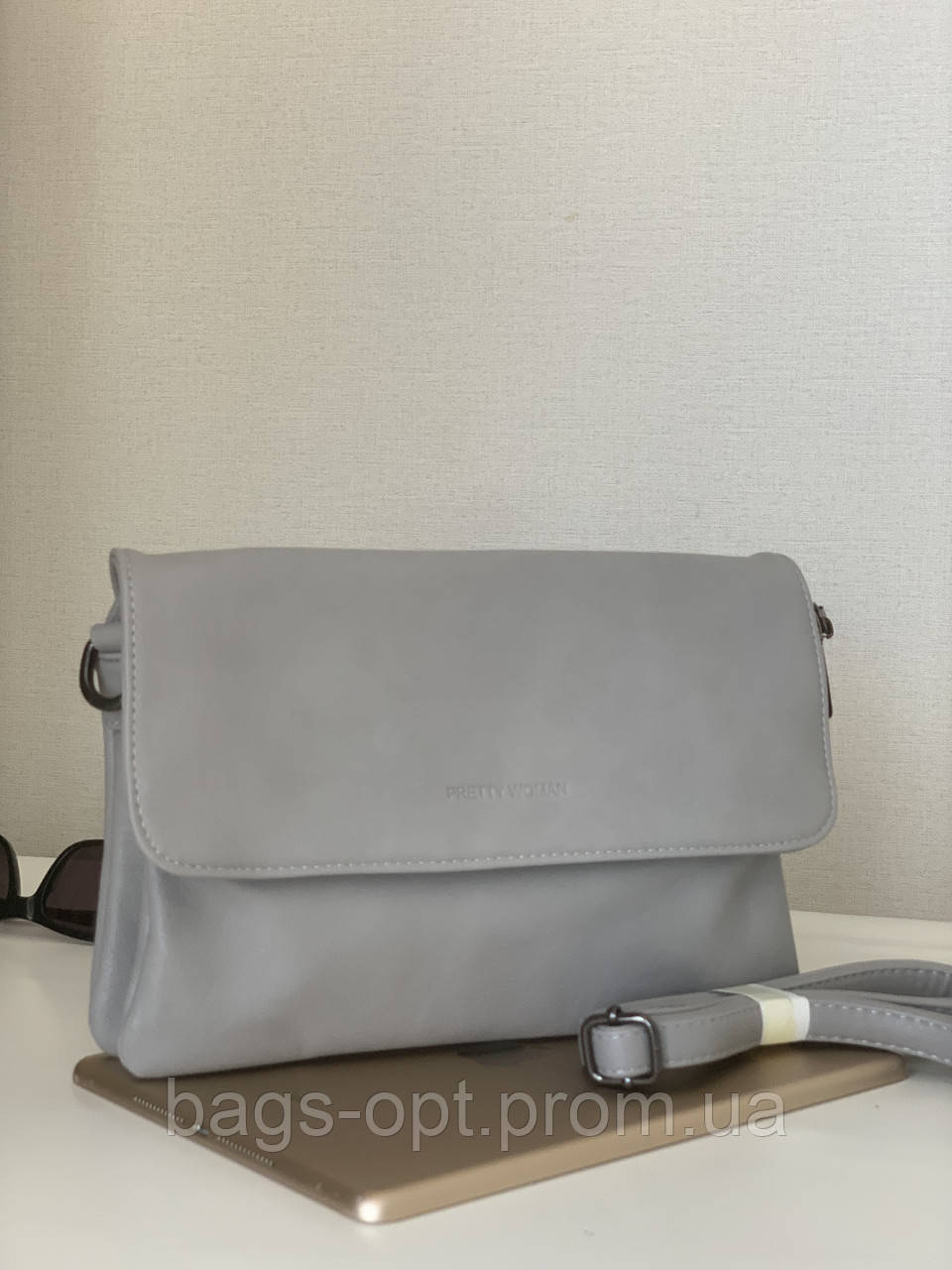 Жіноча сумочка клатч Pretty Woman світло-сірого кольору crossbody