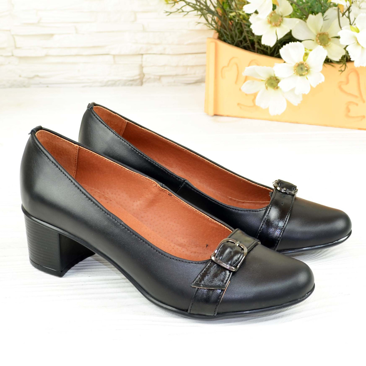 Жіночі шкіряні туфлі на невисокому каблуці декоровані брошкою., фото 1
