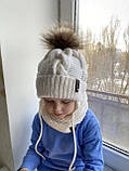 Зимовий теплий в'язаний набір шапка на зав'язках із натуральним хутряним бубоном в'язаний снуд хомут шарф ручний раб, фото 5