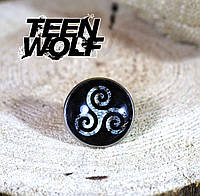 Значок брошь с изображением трискеля на волчьей шерсти Teen Wolf Волчонок