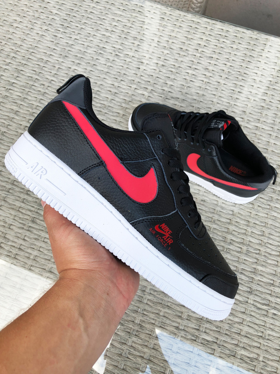 Чоловічі шкіряні кросівки Nike Air Force 1 чорно білі з червоним 42