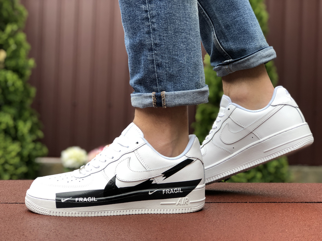 Чоловічі кросівки Nike Air Force FRAGIL білі з чорним