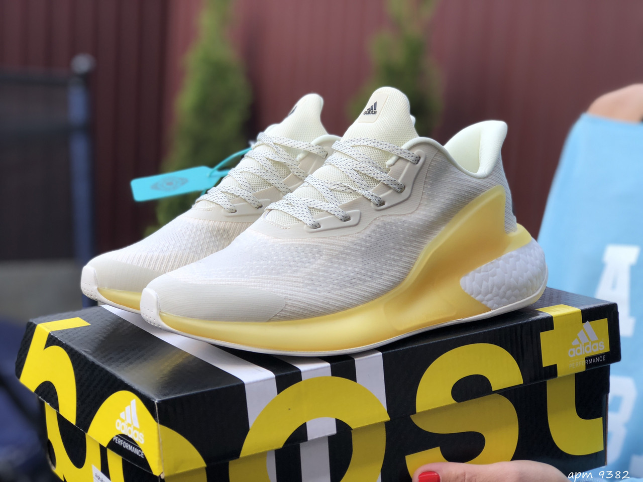 Жіночі кросівки Adidas Alphaboost бежеві з жовтим 37, фото 1