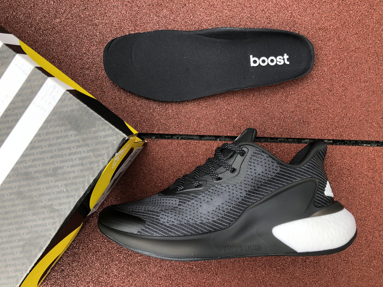 Чоловічі кросівки Adidas Alphaboost чорно білі