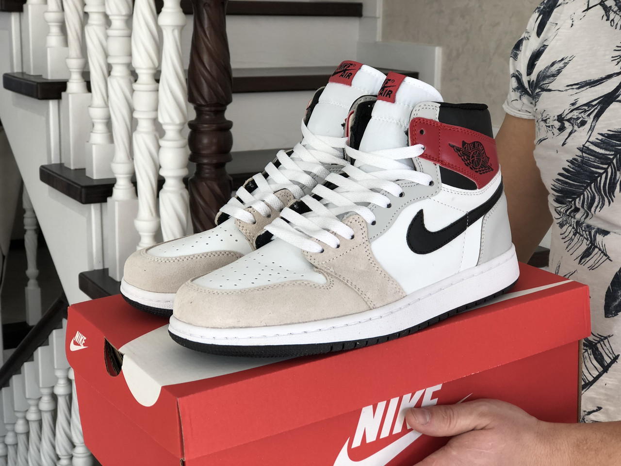 Чоловічі кросівки Nike Air Jordan сірі з бежевим \ білі 43