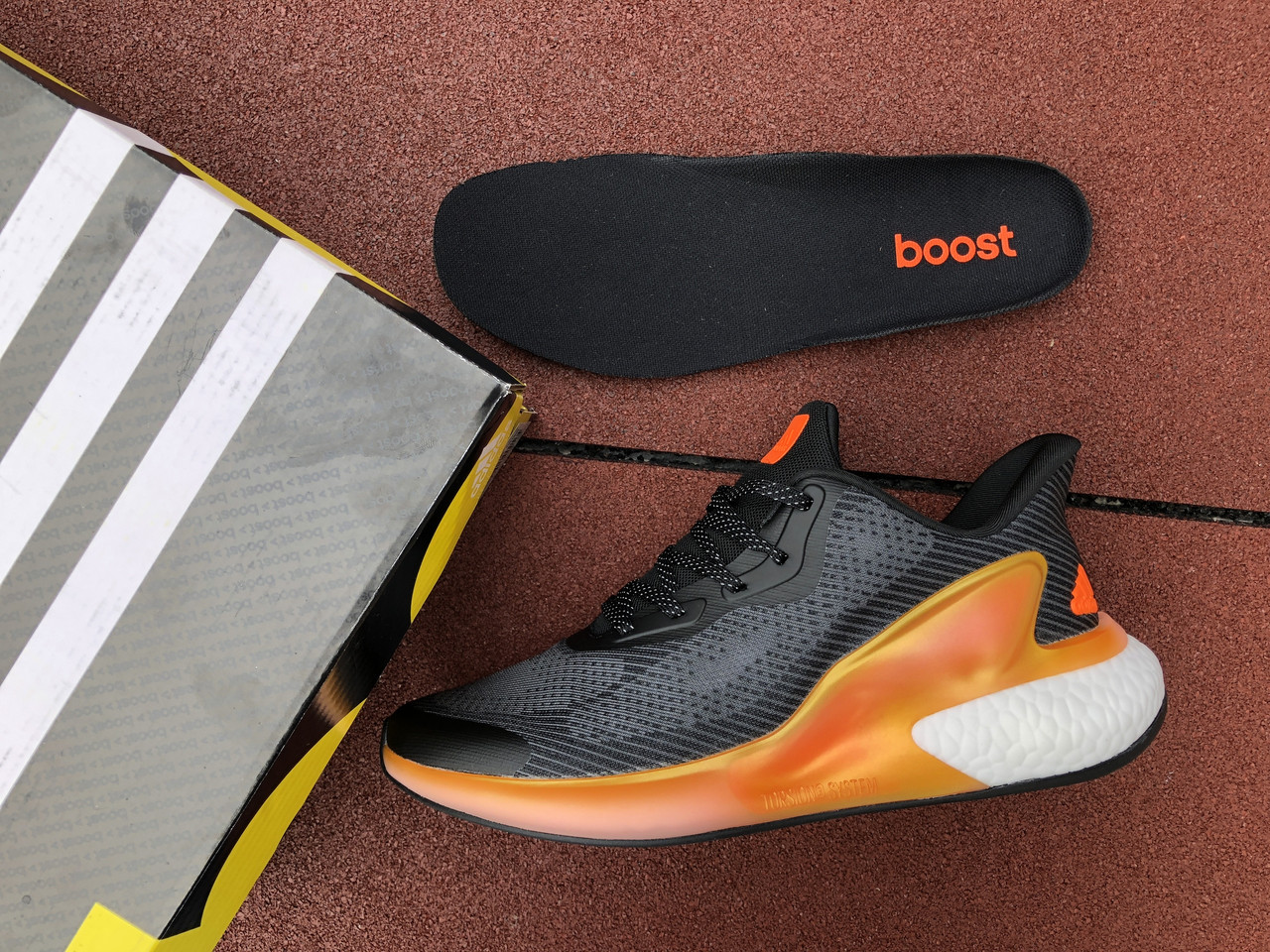 Чоловічі кросівки Adidas Alphaboost чорні з помаранчевим