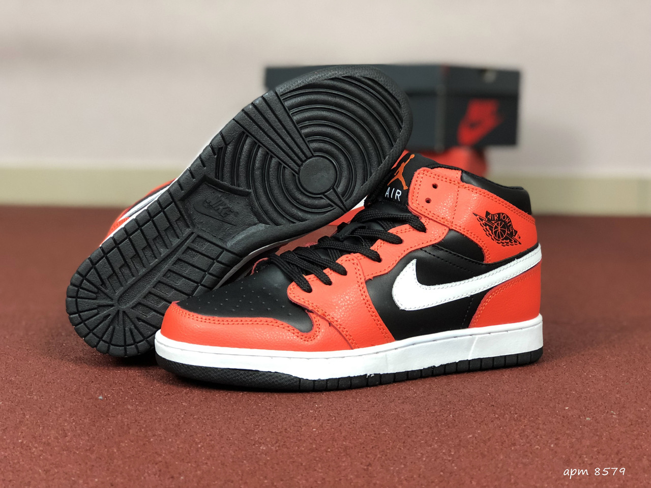 Чоловічі демісезонні кросівки Nike Air Jordan 1 Retro помаранчеві з чорним 44