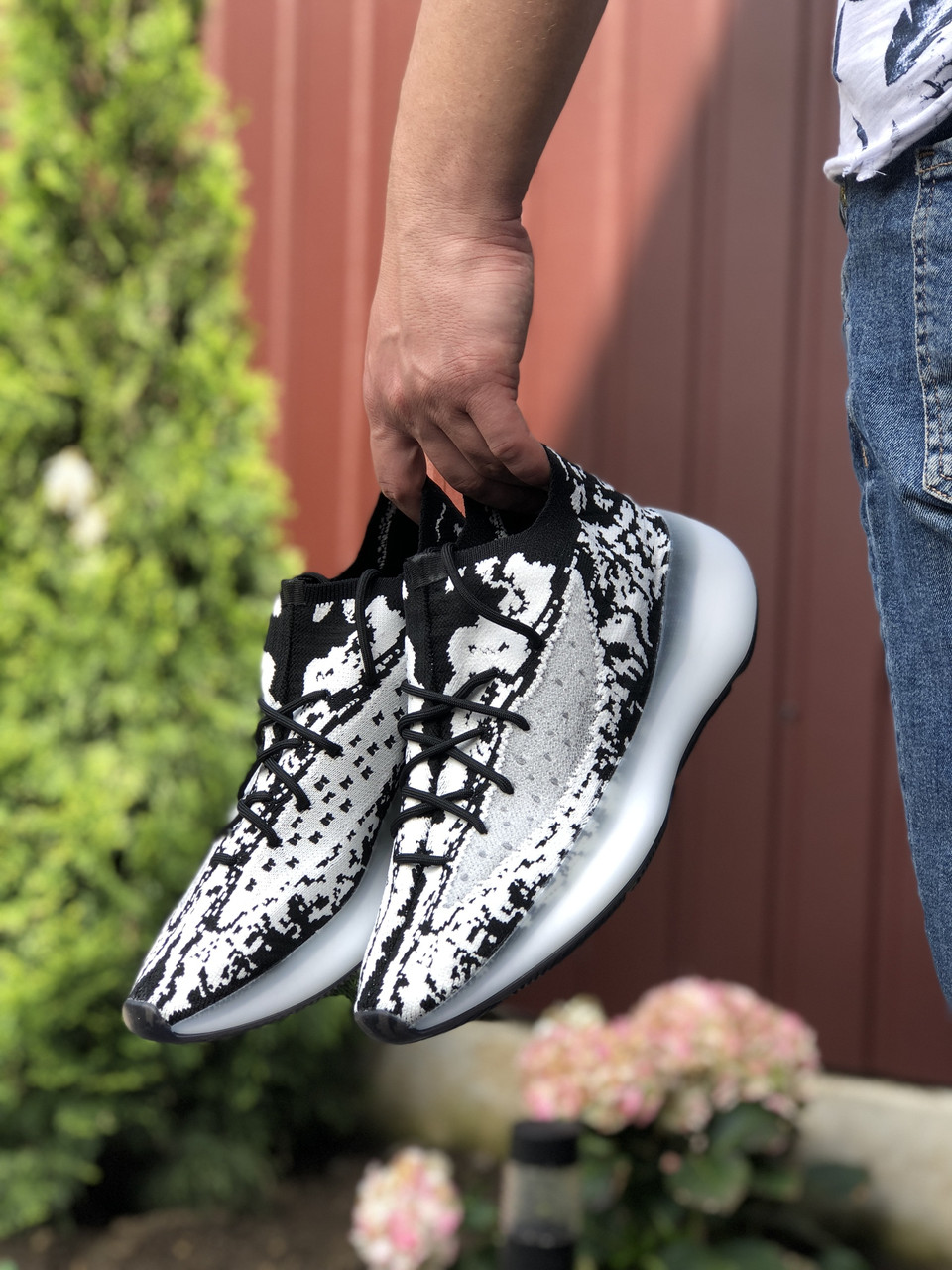 Чоловічі кросівки Adidas Yeezy Boost 380 чорні з білим 41