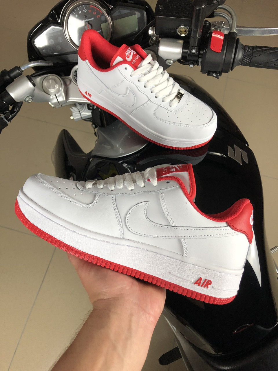 Чоловічі кросівки Nike Air Force білі з червоним 43