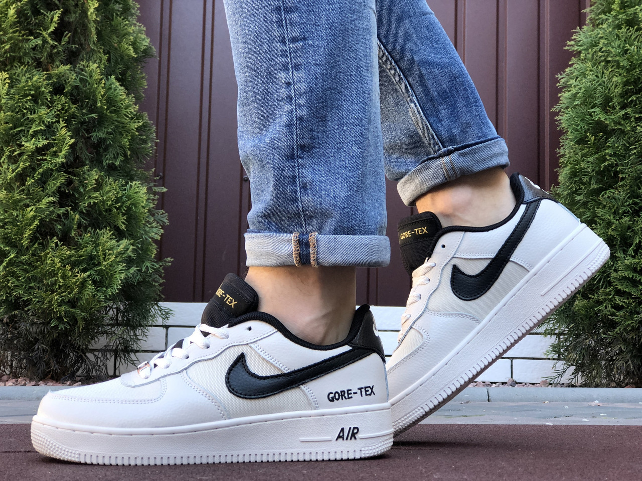 Кросівки чоловічі Nike Air Force Gore-Tex білі з чорним 44