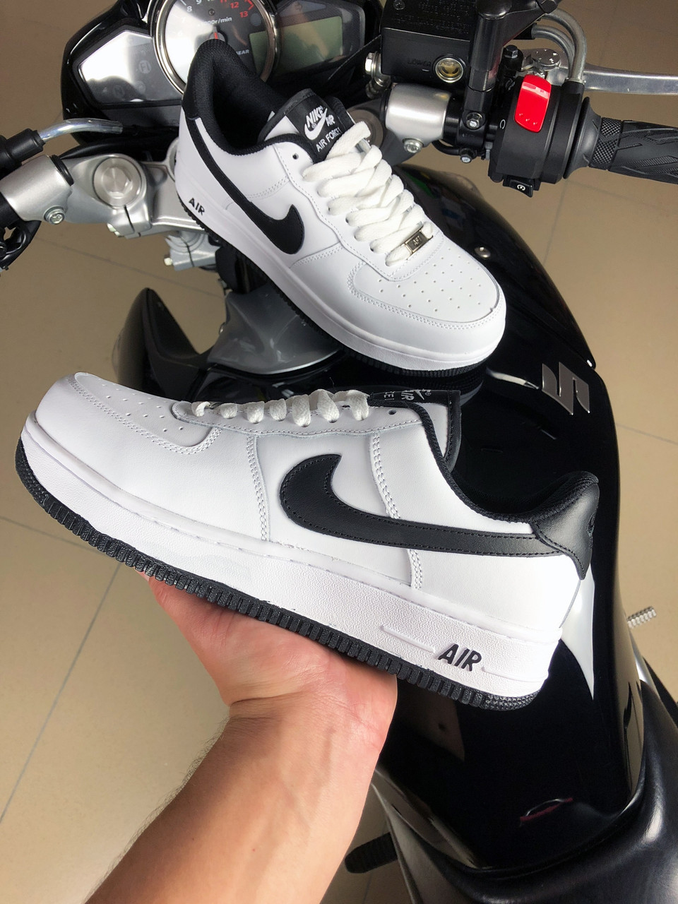 Чоловічі кросівки Nike Air Force білі з чорним 43