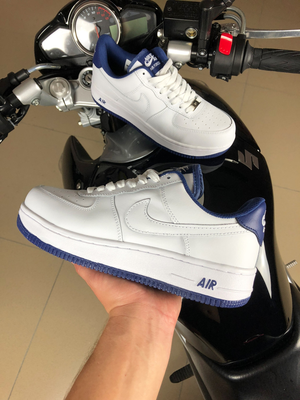 Чоловічі кросівки Nike Air Force білі з синім 41