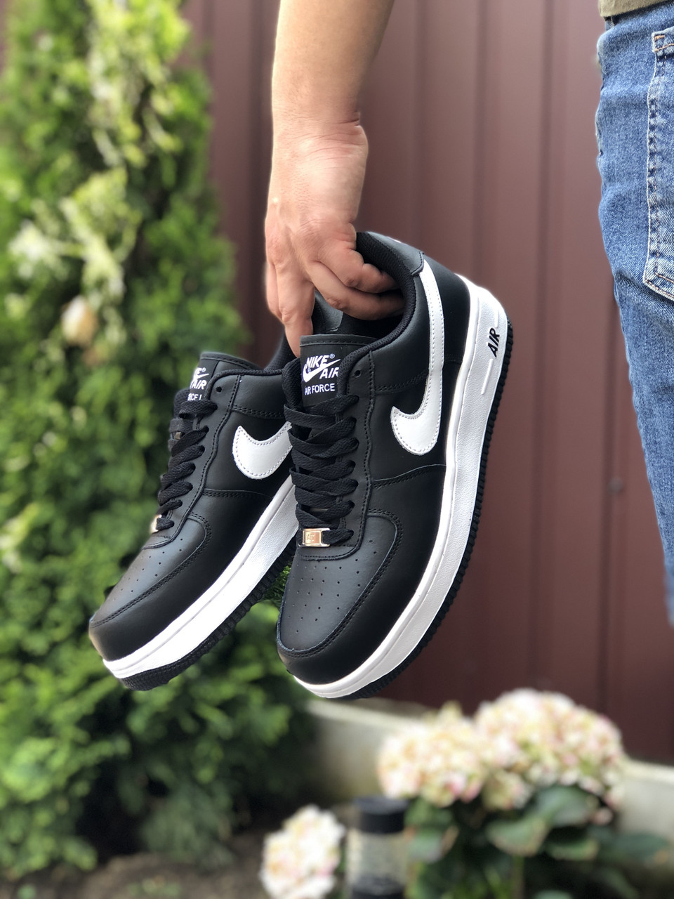 Чоловічі кросівки Nike Air Force чорно білі 43