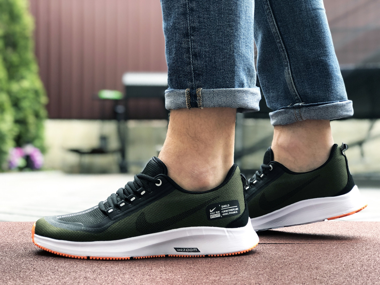 Чоловічі кросівки Nike Run Utility темно зелені з білим 41