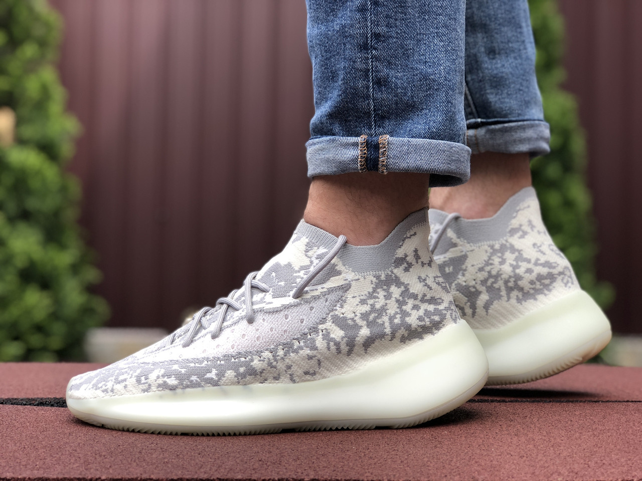 Чоловічі кросівки Adidas Yeezy Boost 380 сірі з білим 42