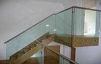 Перила на лестницу из прозрачного закаленного стекла с поручнем из нержавеющей стали