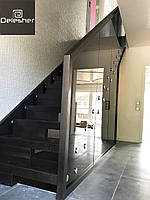 Деревянная двухэтажная лестница со стеклом на тетиве в темно-шоколадном цвете