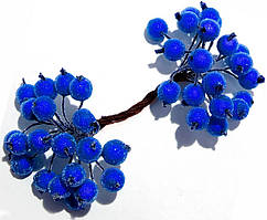 Штучна цукрова ягода калина в цукрі. колір електрик