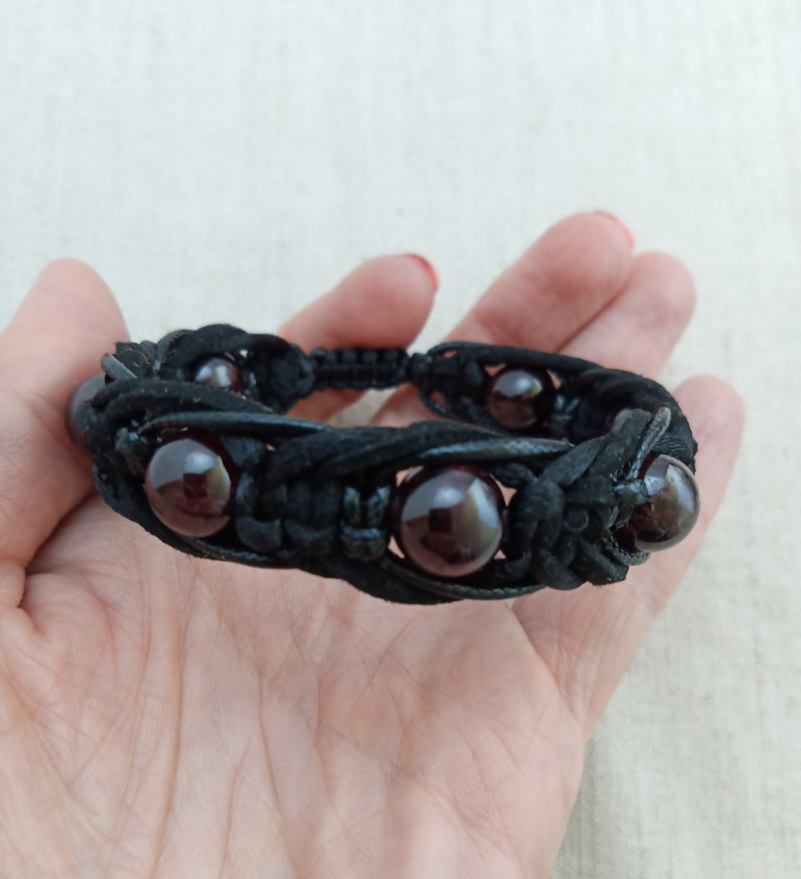 Браслет плетений із Гранату d 10мм чорний шнур