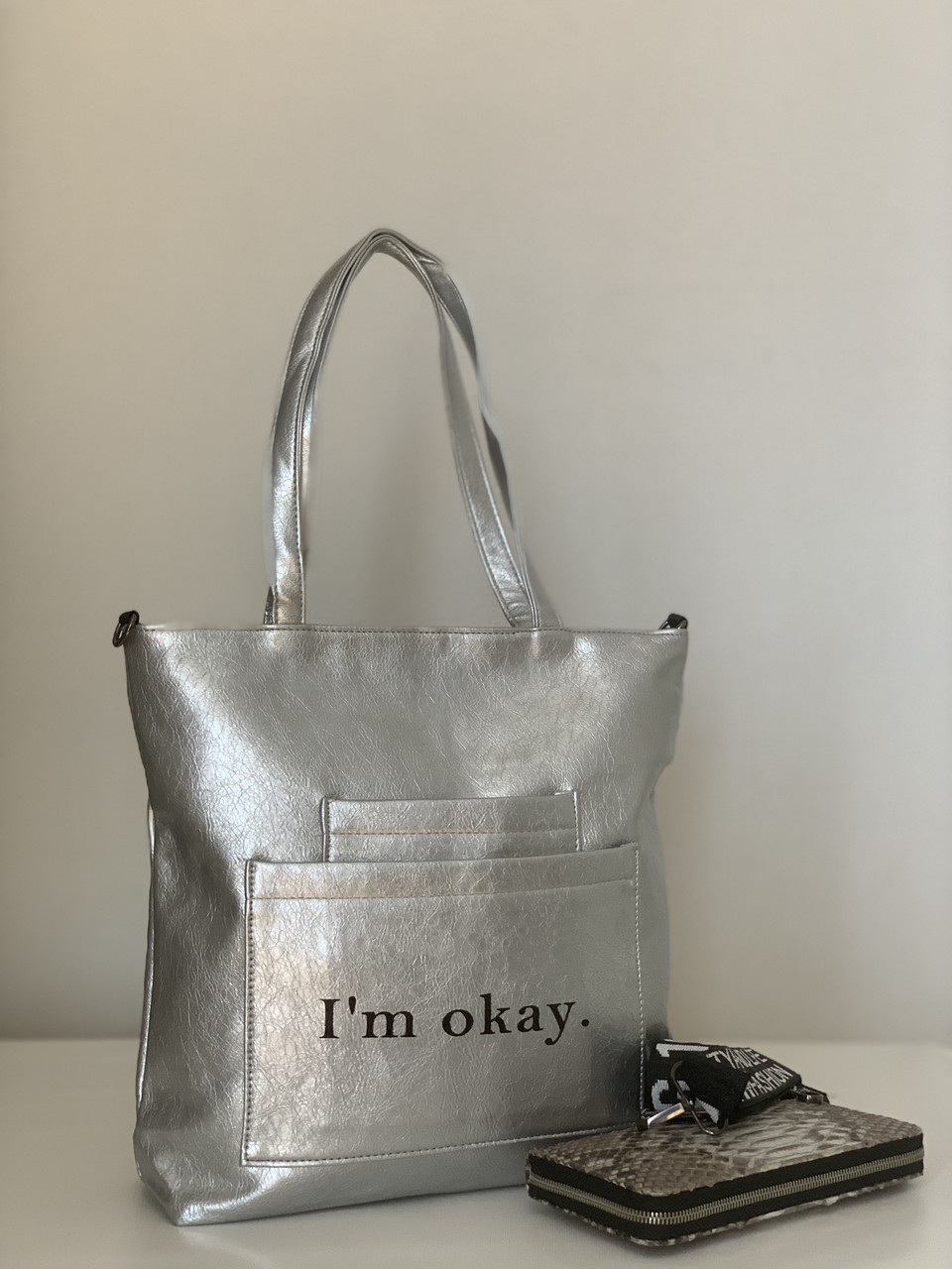 Молодіжна срібляста сумка шоппер з екошкіри на плече з написом