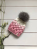 Зимова в'язана дитяча шапочка на зав'язках із натуральним бубоном для дівчинки ручної роботи., фото 7