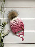 Зимова в'язана дитяча шапочка на зав'язках із натуральним бубоном для дівчинки ручної роботи., фото 2