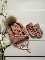 Зимняя вязаная детская шапочка на завязках с натуральным бубоном для девочки ручной работы.