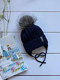 В'язана утеплена дитяча шапочка на зав'язках із натуральним хутряним бубоном для хлопчика ручної роботи., фото 4
