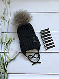 Зимова в'язана дитяча шапочка на зав'язках із натуральним бубоном для дівчинки ручної роботи., фото 2