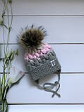 Зимова в'язана дитяча шапочка на зав'язках із натуральним бубоном для дівчинки ручної роботи., фото 4