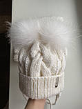 Зимова в'язана дитяча шапочка на зав'язках із натуральним бубоном для дівчинки ручної роботи., фото 5