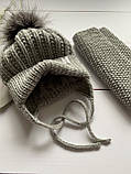 Зимова в'язана дитяча шапочка на зав'язках із натуральним бубоном для дівчинки ручної роботи., фото 6