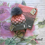 Зимова в'язана дитяча шапочка на зав'язках із натуральним бубоном для дівчинки ручної роботи., фото 7