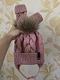 Зимова в'язана дитяча шапочка на зав'язках із натуральним бубоном для дівчинки ручної роботи., фото 3