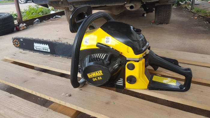 https://images.prom.ua/3276096322_w700_h500_benzopila-dewalt-dc52.jpg