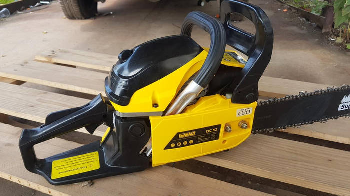 https://images.prom.ua/3276096475_w700_h500_benzopila-dewalt-dc52.jpg