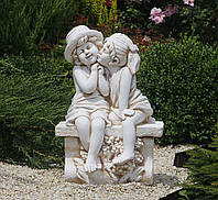Садовая фигура Целующаяся пара на лавочке 65х45х35 см Кремовый