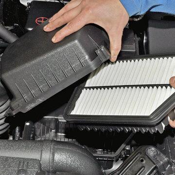 Заміна повітряного фільтра двигуна автомобіля