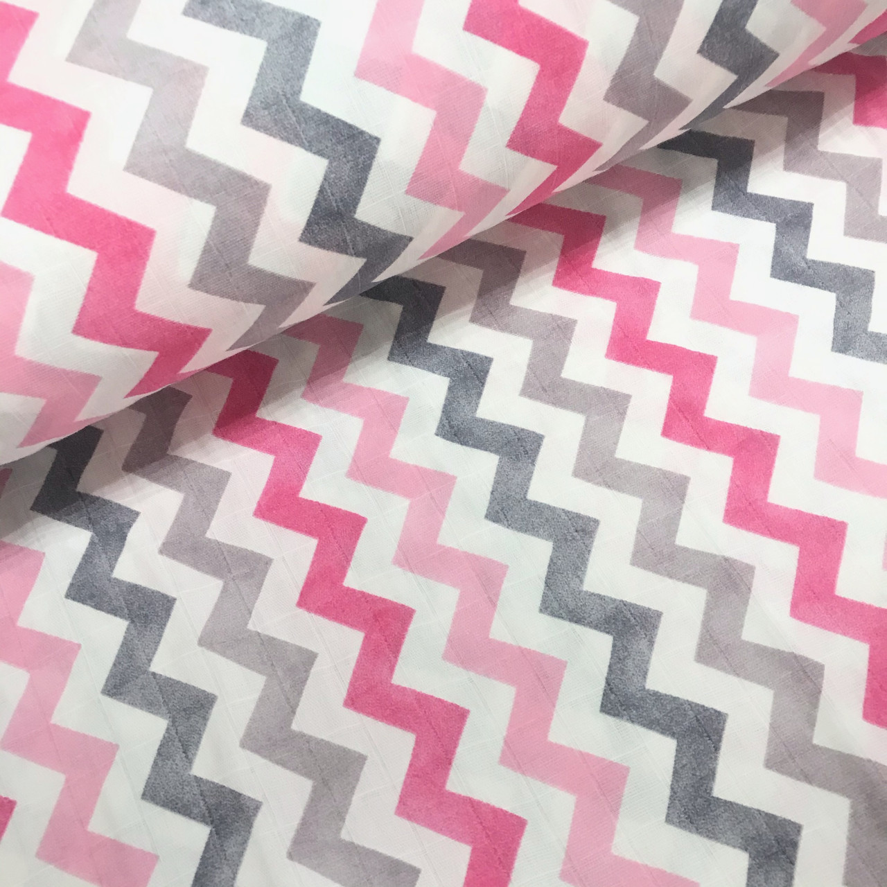 Тканина муслін Двошарова зиґзаґ акварель сіро-рожевий на білому (шир. 1,7 м) (MS-S-0058), фото 1