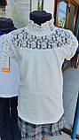 Біла футболка з ажурною горловиною, фото 2