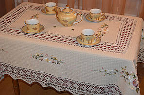 Скатертина  лляна  з  вишивкою та  мереживом  140*180