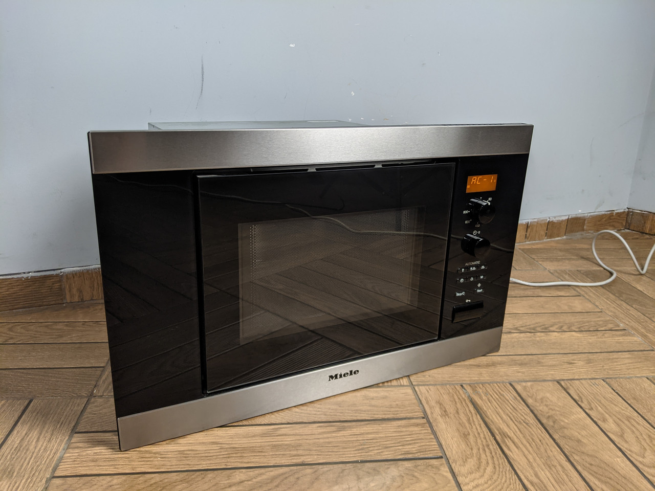 Мікрохвильова піч Miele M 8160