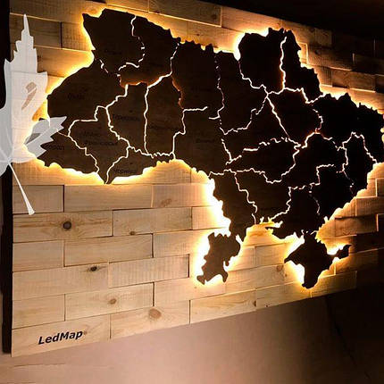 Дерев'яна карта України 3D на стіну з гравіруванням і з LED підсвічуванням по областях (холодна/тепла), фото 1