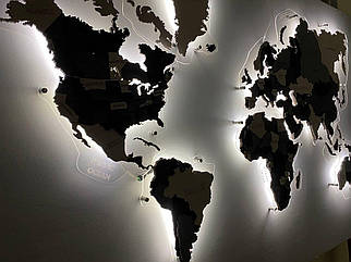 Багатошарова карта світу з дерева з підсвічуванням