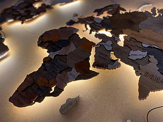 Багатошарова карта світу з дерева з підсвічуванням