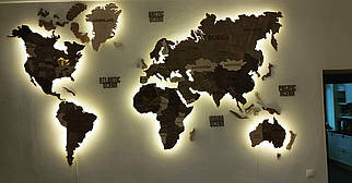 Багатошарова карта світу з дерева з підсвічуванням