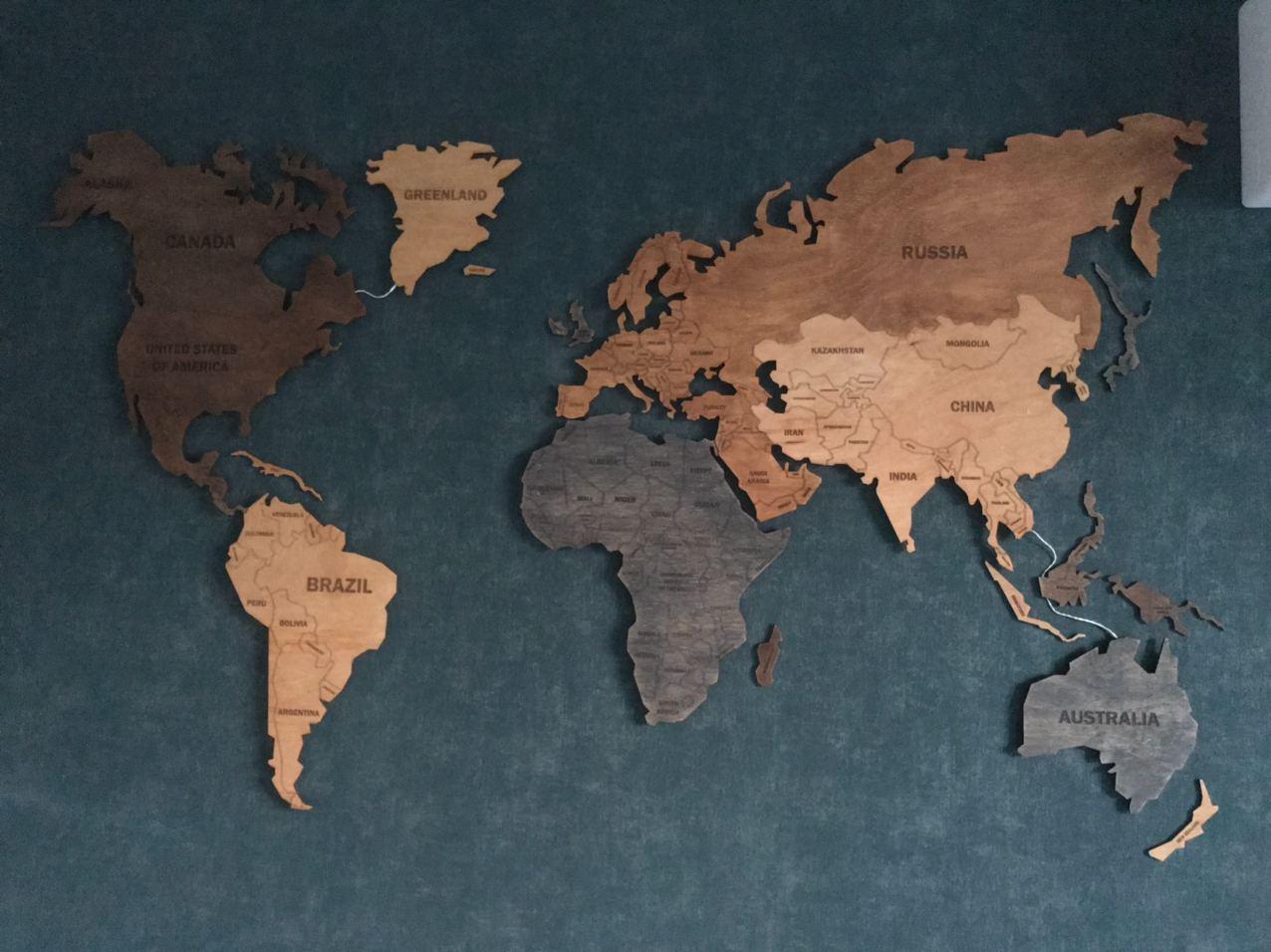 Різнобарвна дерев'яна карта Світу однорівнева на стіну з LED підсвічуванням (холодна/тепла)