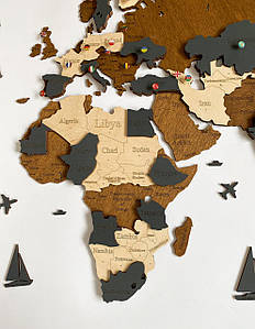 Багатошарова дерев'яна карта світу в коричневому і темно-сірому кольорах